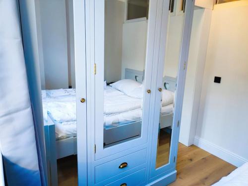 Cette petite chambre comprend un miroir et un lit. dans l'établissement Bad Gastein Historic Center, à Bad Gastein