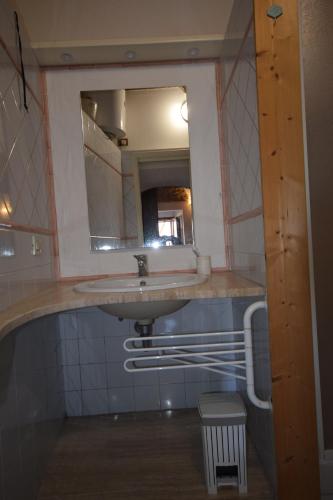 y baño con lavabo y espejo. en Alloggio Rustico, en Scarlino