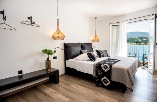 Ein Bett oder Betten in einem Zimmer der Unterkunft A & B Minimal Suite ΙΙ with Sea View in Argostoli