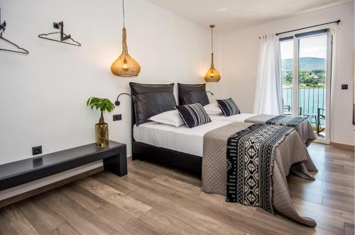 Ein Bett oder Betten in einem Zimmer der Unterkunft A & B Minimal Suite ΙΙ with Sea View in Argostoli