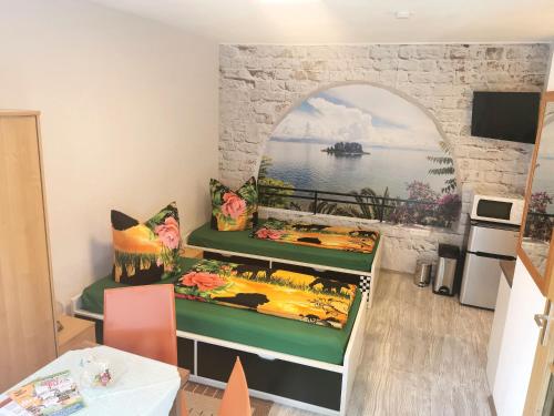 a room with a window and a table with flowers at Ferienwohnung Oberlungwitz in Oberlungwitz