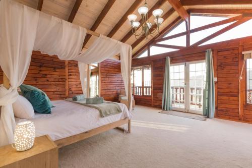 Ένα ή περισσότερα κρεβάτια σε δωμάτιο στο Sedgefield Views Holiday House with Stunning Panorama