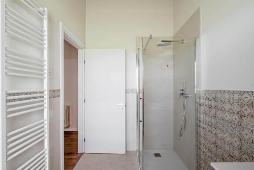 Bilik mandi di Ca MIA Rododendro & Mughetto Rooms