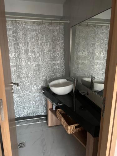 Villa MariniにあるLeloir Premiumのバスルーム(シンク2台、大きな鏡付)
