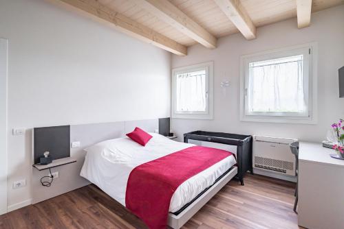 een slaapkamer met een groot bed en een rode deken bij Ca MIA Ciclamino & Genziana Apartments in Vicenza