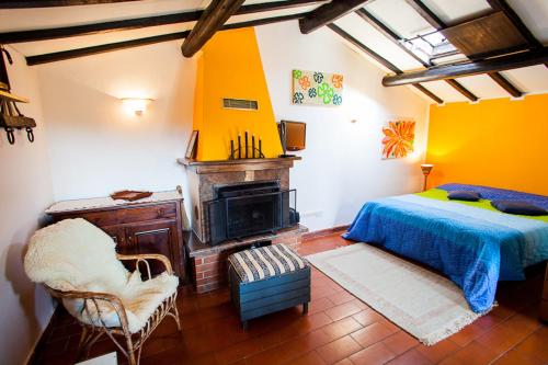 1 dormitorio con 1 cama y chimenea en Agriturismo I Casamenti, en Istia dʼOmbrone