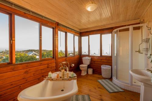 O baie la Sedgefield Views Holiday House with Stunning Panorama
