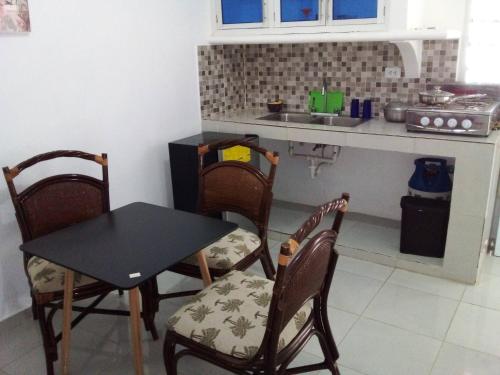 cocina con mesa, sillas y fregadero en Appart-hotel Veras Samana No 13, en Santa Bárbara de Samaná