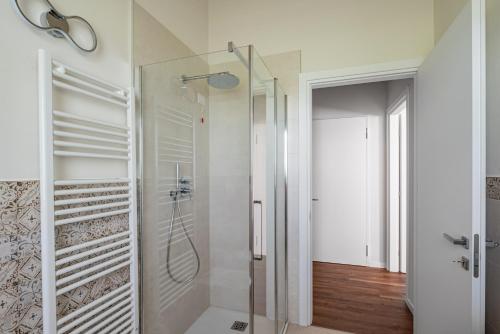 ein Bad mit einer Dusche und einer Glastür in der Unterkunft Ca MIA Ciclamino & Genziana Apartments in Vicenza