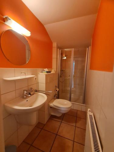 een badkamer met een wastafel en een douche bij Gasthaus Frörup in Oeversee