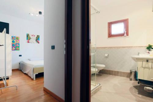 een badkamer met een wastafel en een toilet in een kamer bij Quercegrossa 10 in Quercegrossa