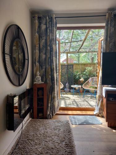 un soggiorno con una grande porta scorrevole in vetro che si apre su un patio di ALVASTON, DERBY Entire 1 Bed House & South Facing Patio Garden a Derby