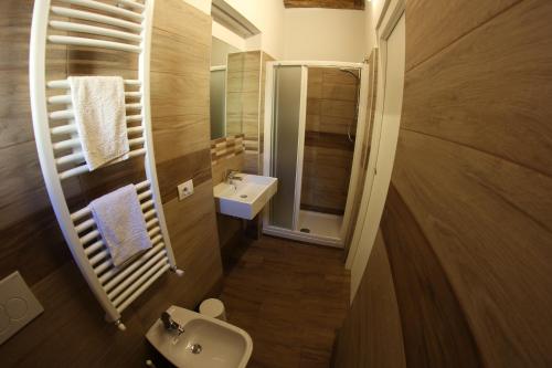 Locanda Vecchia Osteria في فاريزي: حمام مع حوض ومرحاض ومرآة