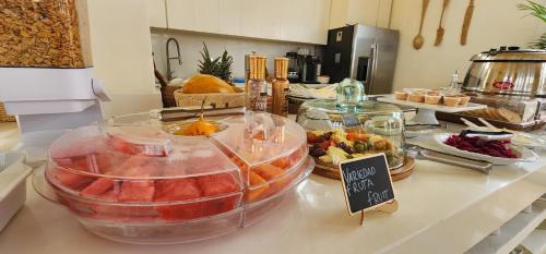 een aanrecht met een hoop eten erop bij Casa Diluca Cartagena Hotel Boutique in Cartagena