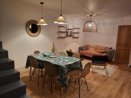 un salon avec une table avec des chaises et un canapé dans l'établissement Gite Au Coeur de Tours, familial avec jardin au calme, parking, à Tours