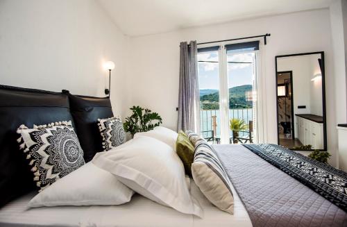 Posteľ alebo postele v izbe v ubytovaní A & B Minimal Suite with Sea View in Argostoli