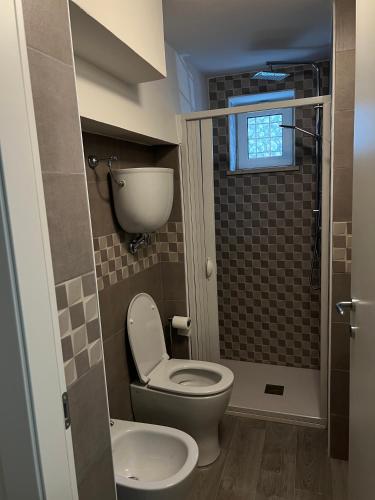 a small bathroom with a toilet and a sink at Quartuccio a Pereto in Pereto