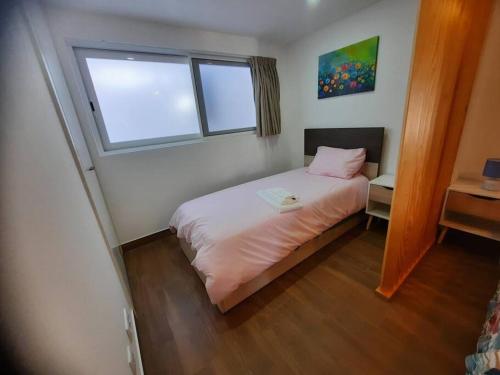 ein kleines Schlafzimmer mit einem Bett und einem Fenster in der Unterkunft Sado House 3 in Comporta