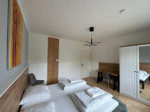 Кровать или кровати в номере Lion`s Rooms n Apartments