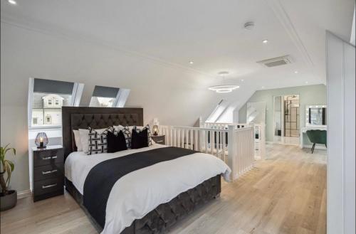 1 dormitorio con cama grande y cuna en Little Gleddoch en Dumbarton