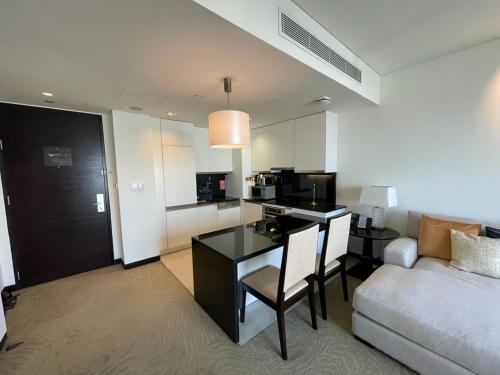 - un salon avec un bureau et un canapé dans l'établissement The Address Dubai Marina, à Dubaï