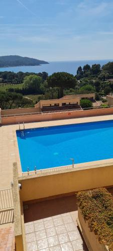- une grande piscine bleue au-dessus d'un bâtiment dans l'établissement sylvabelle, à La Croix-Valmer