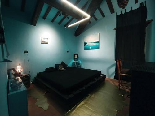 sypialnia z łóżkiem z kotem siedzącym na nim w obiekcie Casa Sponge B&B w mieście Pergola
