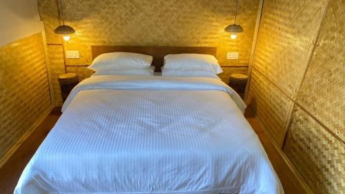 מיטה או מיטות בחדר ב-Deoja Forest Stay