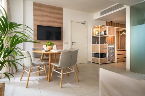 a kitchen and dining room with a table and chairs at INNSiDE by Meliá Calviá Beach in Magaluf