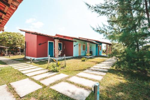 une maison avec un chemin devant elle dans l'établissement Vila Capininga Ecopousada, à Santo Amaro