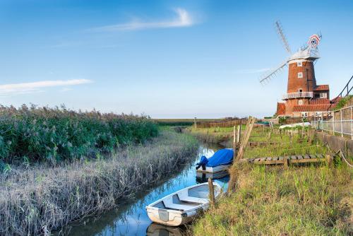 Ảnh trong thư viện ảnh của Lovely Caravan With Decking At Breydon Water In Norfolk Ref 10027Rp ở Belton