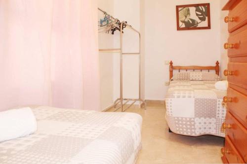 Tempat tidur dalam kamar di Los Pinares Apartment