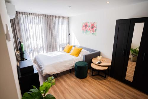 um pequeno quarto com uma cama e uma mesa em Exclusive 70m2 One-Bedroom Apartment em Tiel