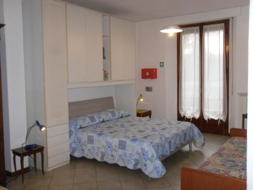 1 dormitorio con 2 camas y ventana en Appartamento "La Piccola", en Florencia