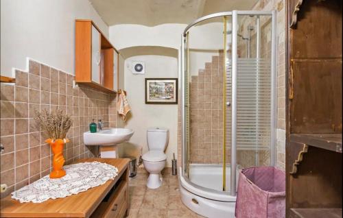 uma casa de banho com um chuveiro, um WC e um lavatório. em Kaboom Showroom & Guesthouse em Istambul