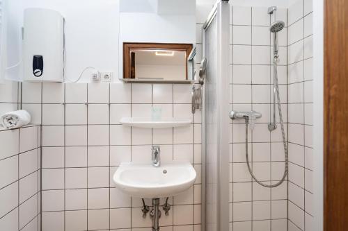 ein Bad mit einem Waschbecken und einer Dusche in der Unterkunft Adrian 5 in Westerland