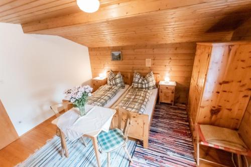 Zimmer mit einem Bett und einem Tisch in einem Zimmer in der Unterkunft Ferienwohnung Hartlgut in Bad Hofgastein