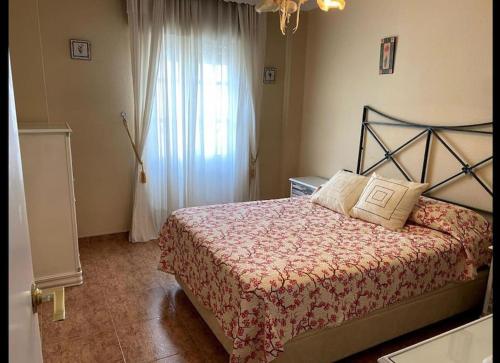 sypialnia z łóżkiem i oknem w obiekcie Excelente piso en San Fernando w mieście San Fernando