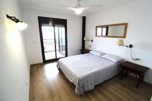 Posteľ alebo postele v izbe v ubytovaní Very lightful apartment. Incredible sea views. Big terrace, Swimming pool. AC. Very close to Alicante city center.