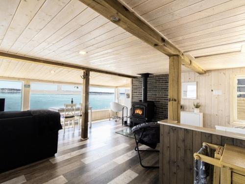 uma sala de estar com um fogão a lenha numa casa em Les Chalets Tourisma - Loft au bord du fleuve - La Cabine em Lotbinière