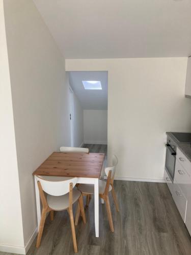 - une salle à manger avec une table et des chaises en bois dans l'établissement Casa da Marina II, à Esposende