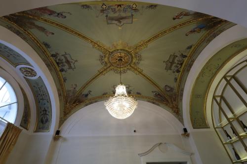 a ceiling with a chandelier in a building at Il Salotto della Regina in Naples