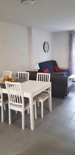 a living room with a table and chairs and a couch at VILLA 6 à 8 personnes dans résidence de tourisme in Argelès-sur-Mer