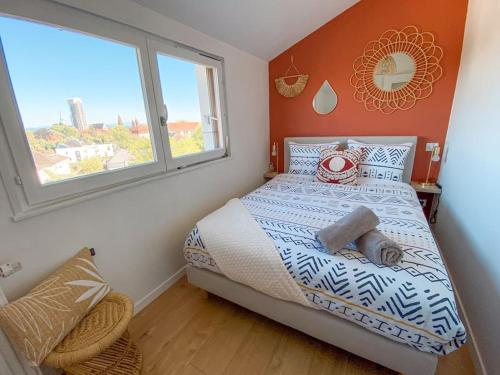 1 dormitorio con cama y ventana en Le Belvédère Alsacien, en Sélestat