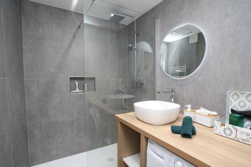 a bathroom with a sink and a mirror at Le Belvédère Alsacien in Sélestat