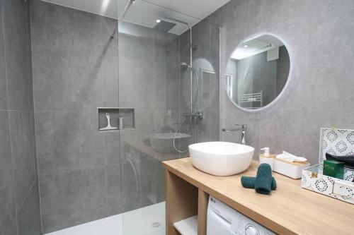 bagno con lavandino e specchio di Le Belvédère Alsacien a Sélestat