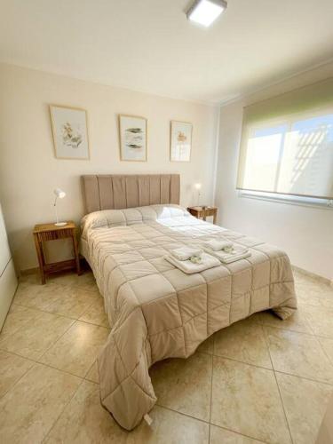 - une chambre avec un grand lit et une fenêtre dans l'établissement Saavedra 118 3°J by depptö, à Bahía Blanca