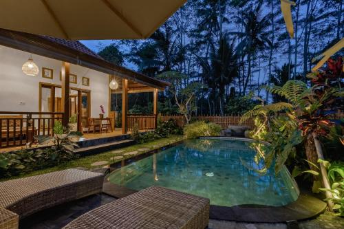 Ratni Ubud Villaの敷地内または近くにあるプール