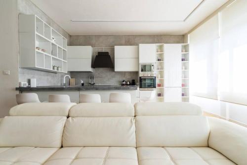 uma sala de estar branca com um sofá branco em Bilocale vista sul Duomo di Milano em Milão