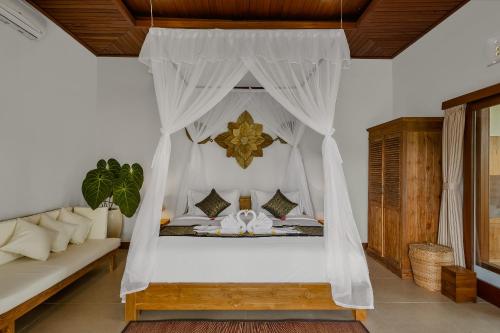 Ratni Ubud Villaにあるベッド